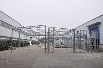 Chine Les hangars/voiture préfabriqués imperméables en métal jette avec les cadres en acier galvanisés fournisseur