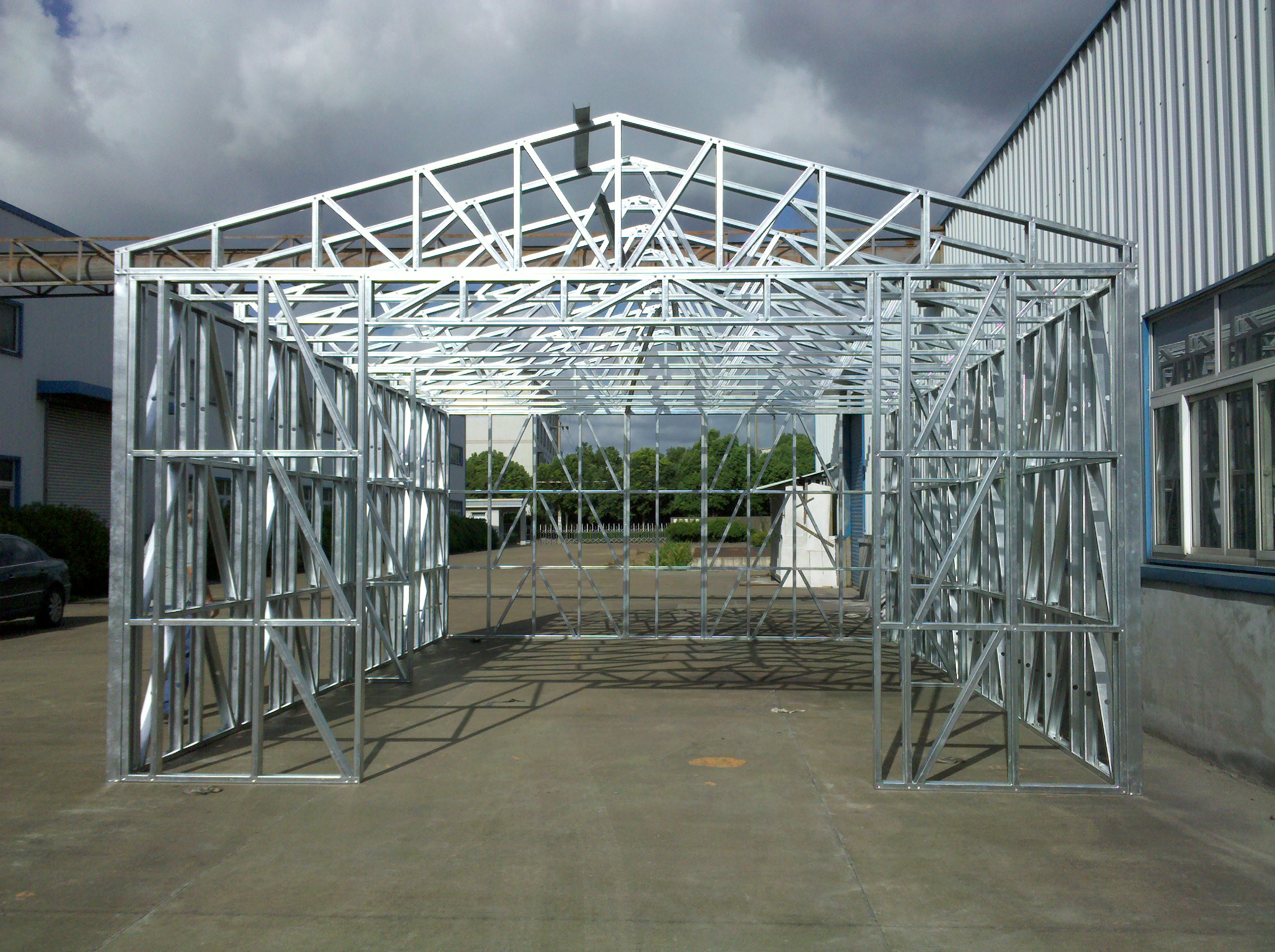 Hangars ignifuges de voiture en métal d'installation rapide, hangars légers de stockage en métal de cadre en acier